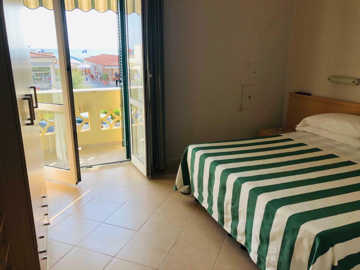 Hotel Valdinievole ลิโด ดิ กามาโยเร ภายนอก รูปภาพ